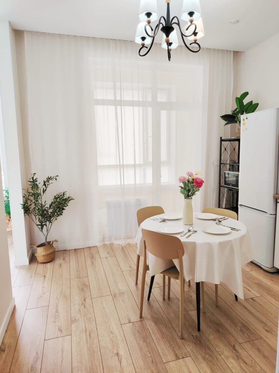 Kitchen or kitchenette, Living room, Seating area, Dining area
