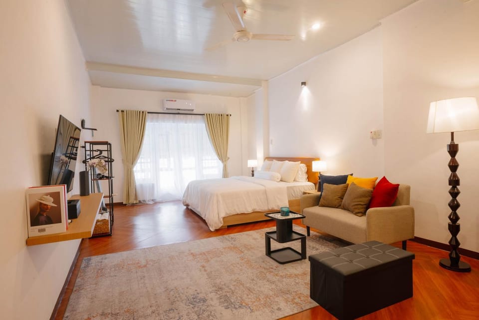 Bed, Living room, Seating area, air conditioner