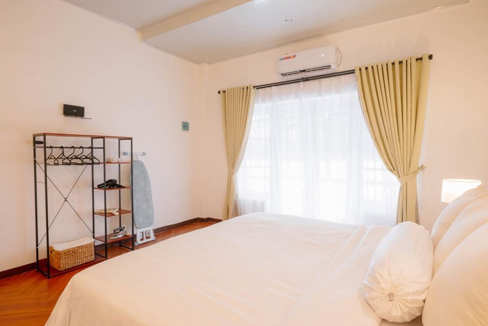 Bed, air conditioner