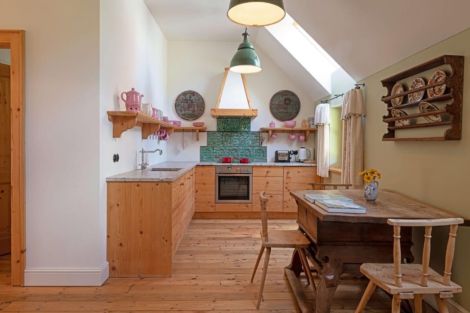 Kitchen or kitchenette, Dining area