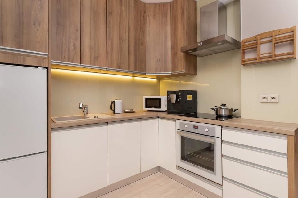 Coffee/tea facilities, Kitchen or kitchenette, dishwasher, oven, stove