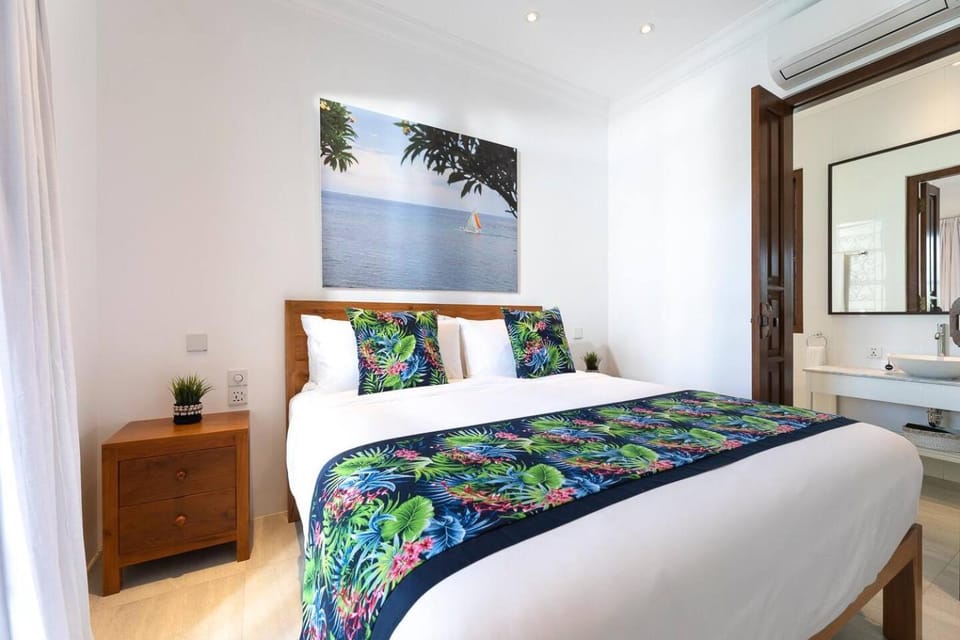 Gorgeous 2 Bed Pool Villa, Walk to Seminyak Beach Villa in Kuta