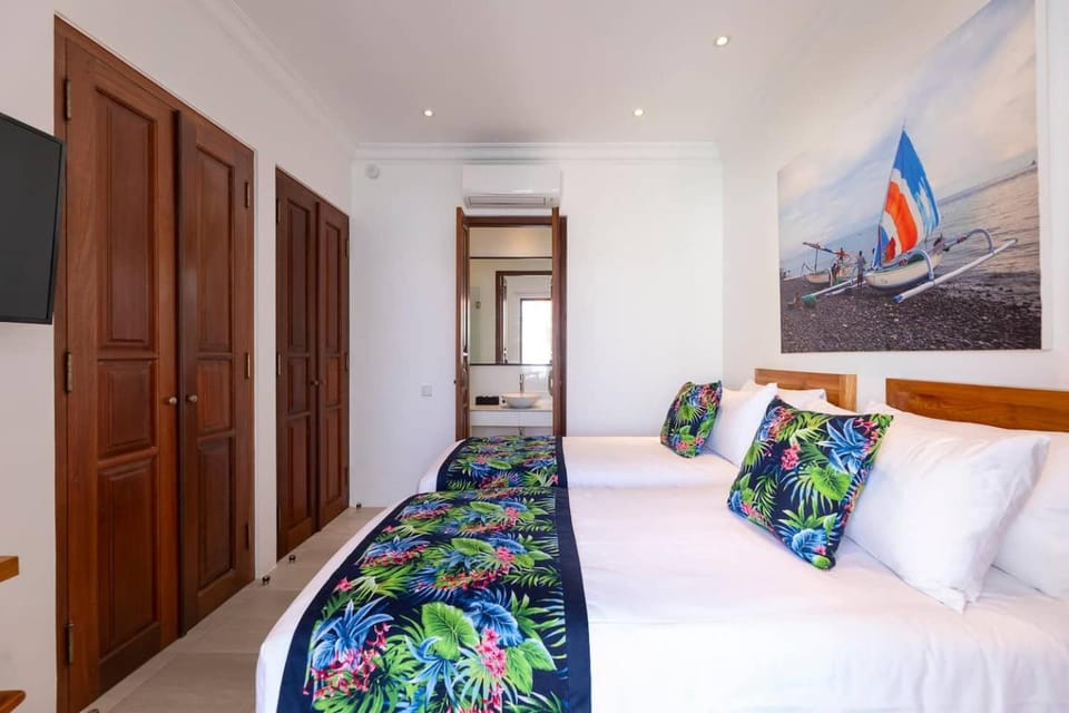Gorgeous 2 Bed Pool Villa, Walk to Seminyak Beach Villa in Kuta
