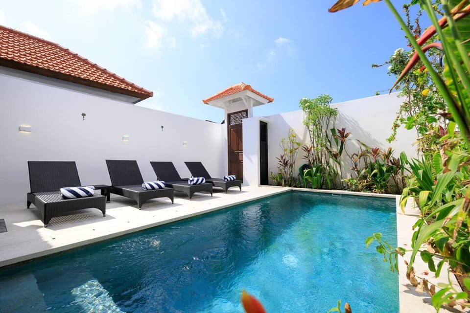 Gorgeous 2 Bed Pool Villa, Walk to Seminyak Beach Villa in Kuta