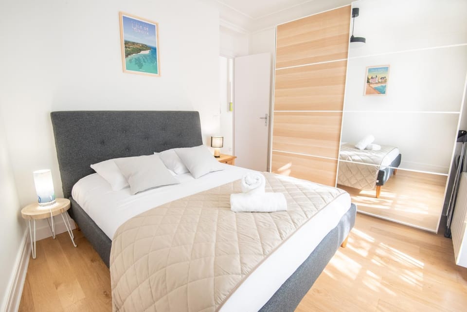 Bed, Photo of the whole room, Bedroom, towels, wardrobe