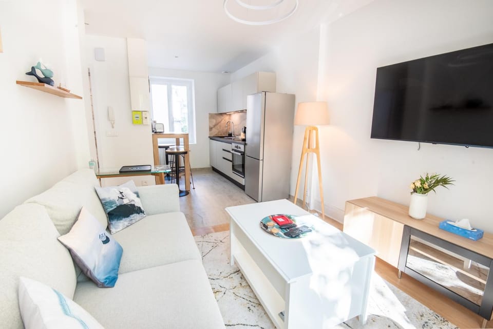 TV and multimedia, Kitchen or kitchenette, Living room, Seating area, internet