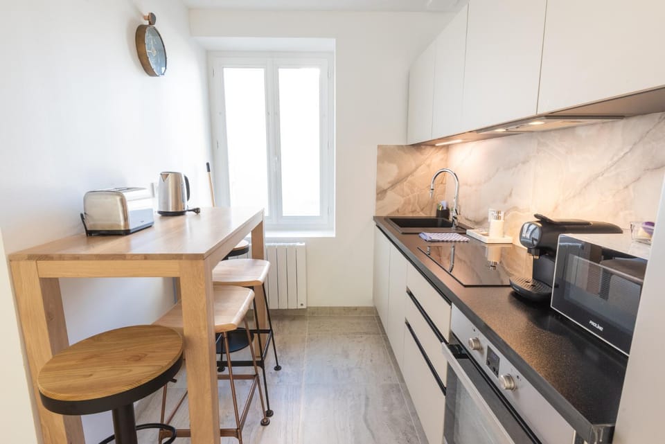 Coffee/tea facilities, Kitchen or kitchenette, Dining area, dishwasher, oven, stove, toaster, kitchen