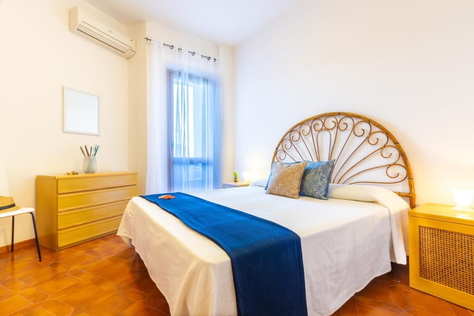 Bed, Photo of the whole room, Bedroom, air conditioner