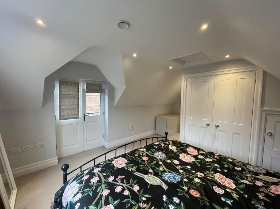 Charming & Cosy Town Centre Home with Parking House in Guildford