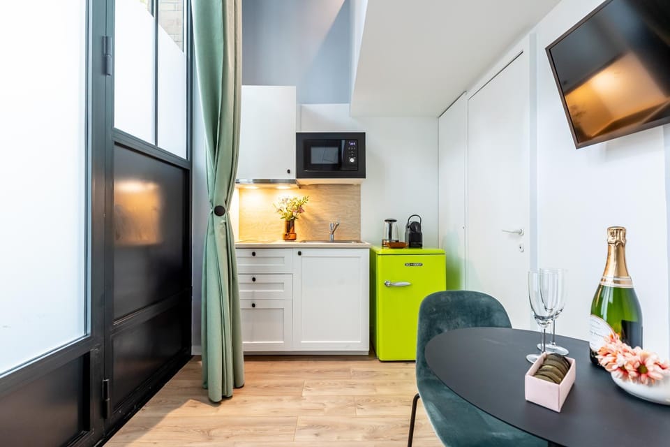 Kitchen or kitchenette, Dining area