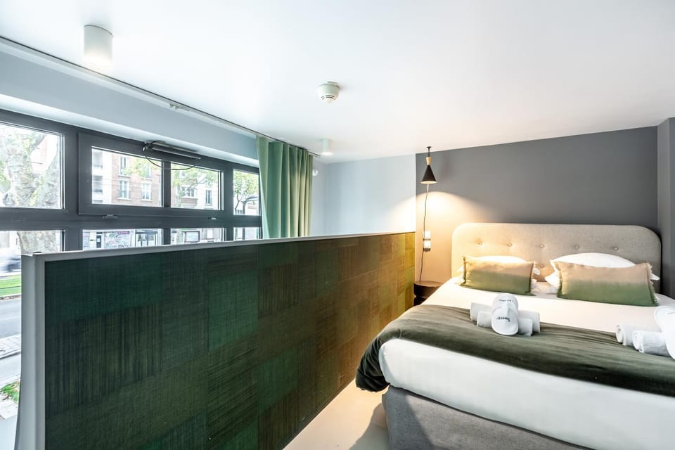 Bed, towels
