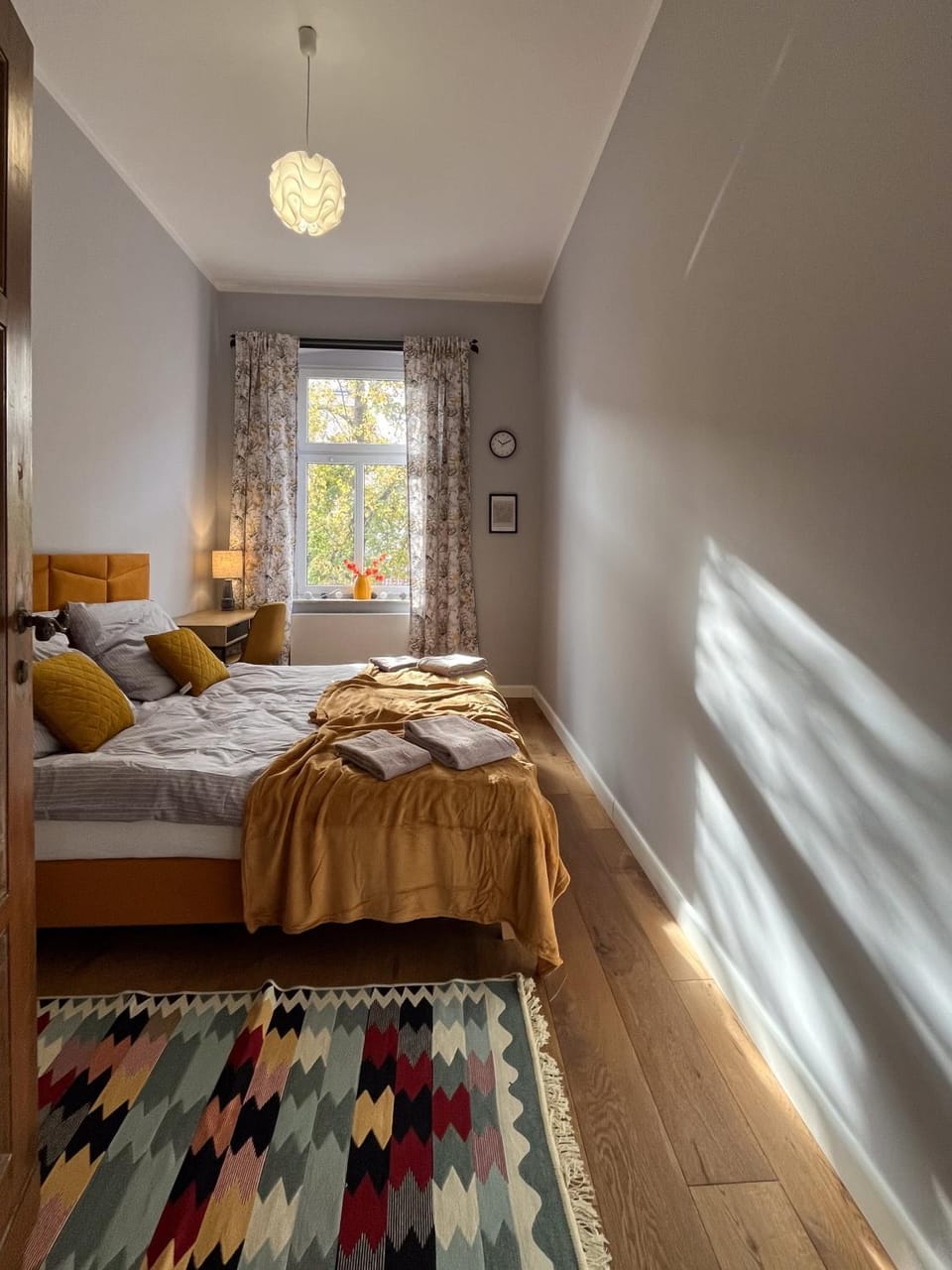 Bed, Photo of the whole room, Bedroom, towels