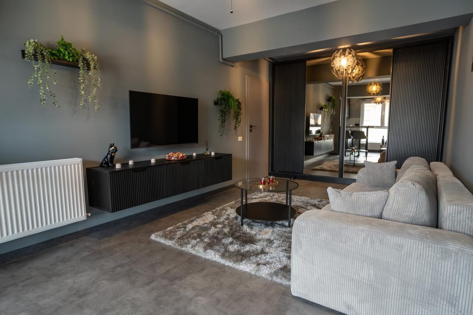 Communal lounge/ TV room, TV and multimedia, Living room, Seating area, Evening entertainment