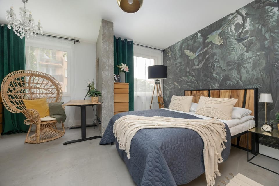 Bed, Photo of the whole room, Seating area, Bedroom