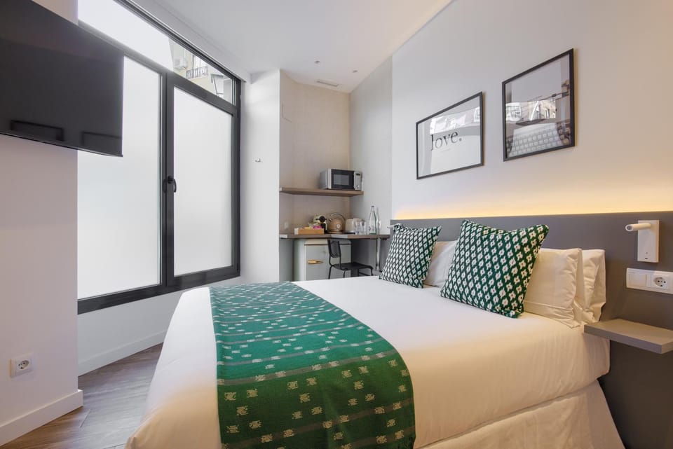 Bed, TV and multimedia, Bedroom