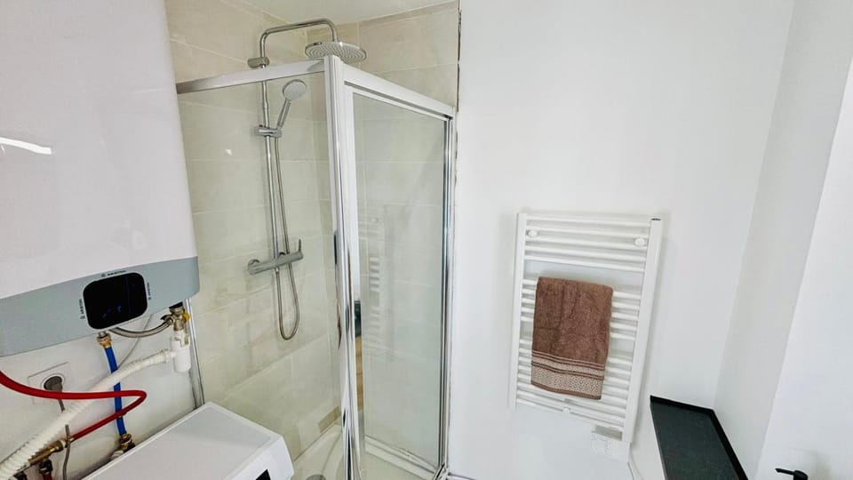 Shower, Bathroom, towels