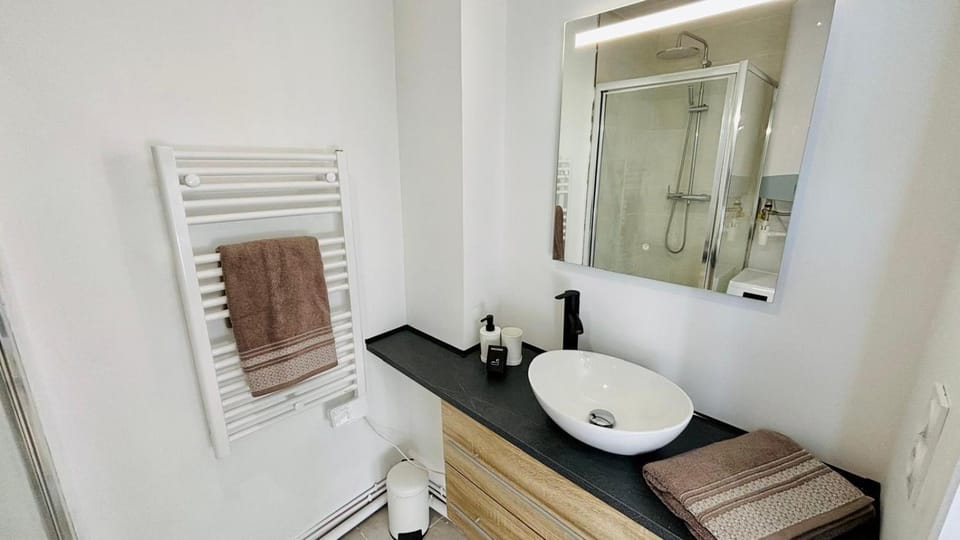 Shower, Bathroom, towels