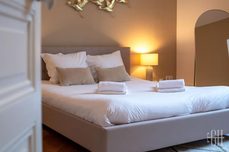 Bed, Bedroom, towels
