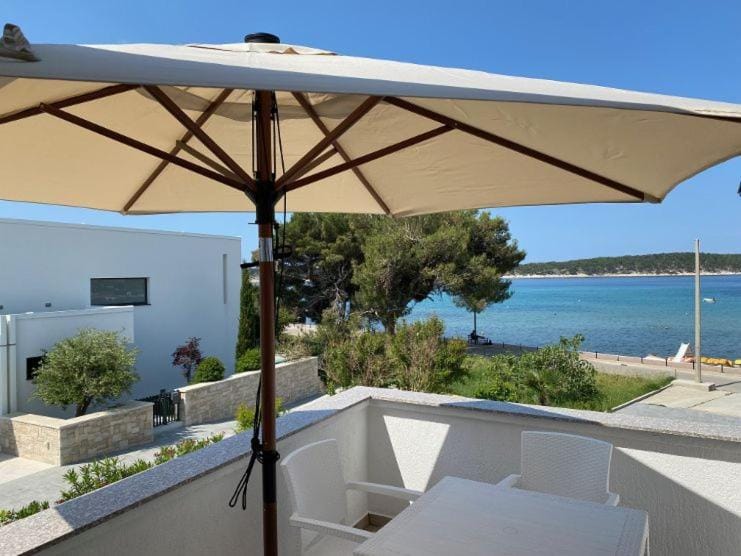 Natural landscape, View (from property/room), Balcony/Terrace, Dining area, Sea view