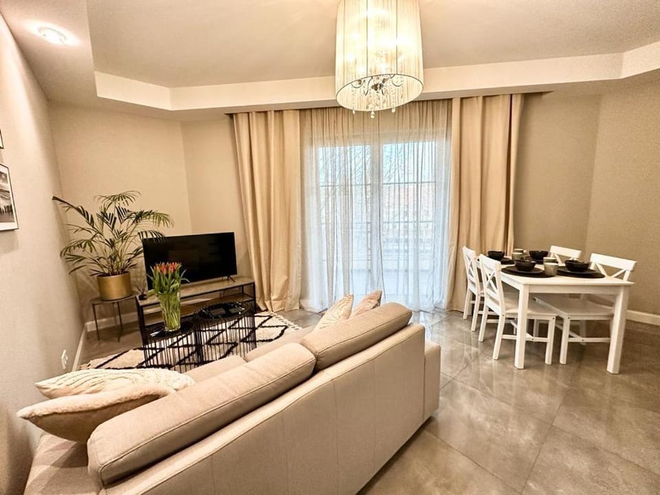 TV and multimedia, Living room, Seating area, Dining area, Evening entertainment