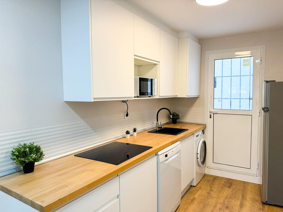 Kitchen or kitchenette, dishwasher, oven, pet friendly, stove