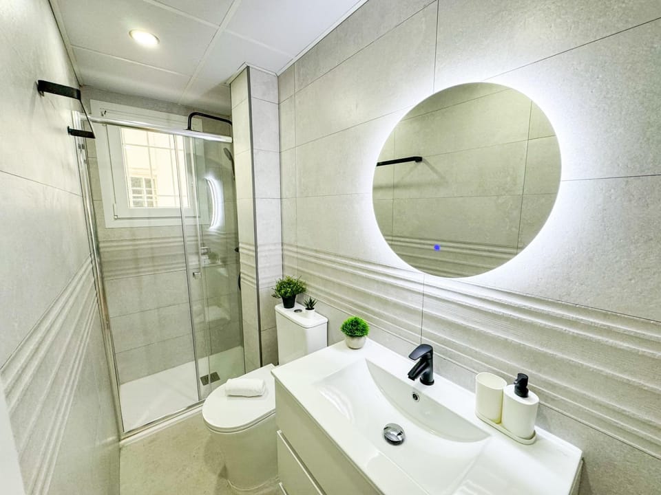 Shower, Toilet, Bathroom, towels