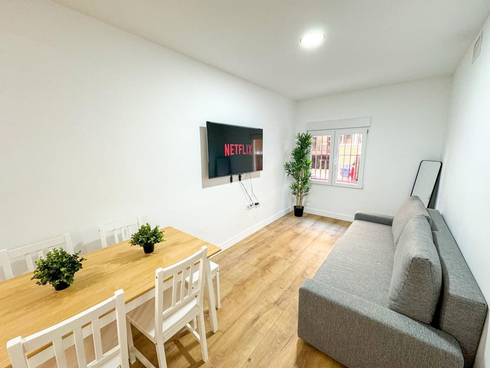 TV and multimedia, Living room, Seating area, Dining area