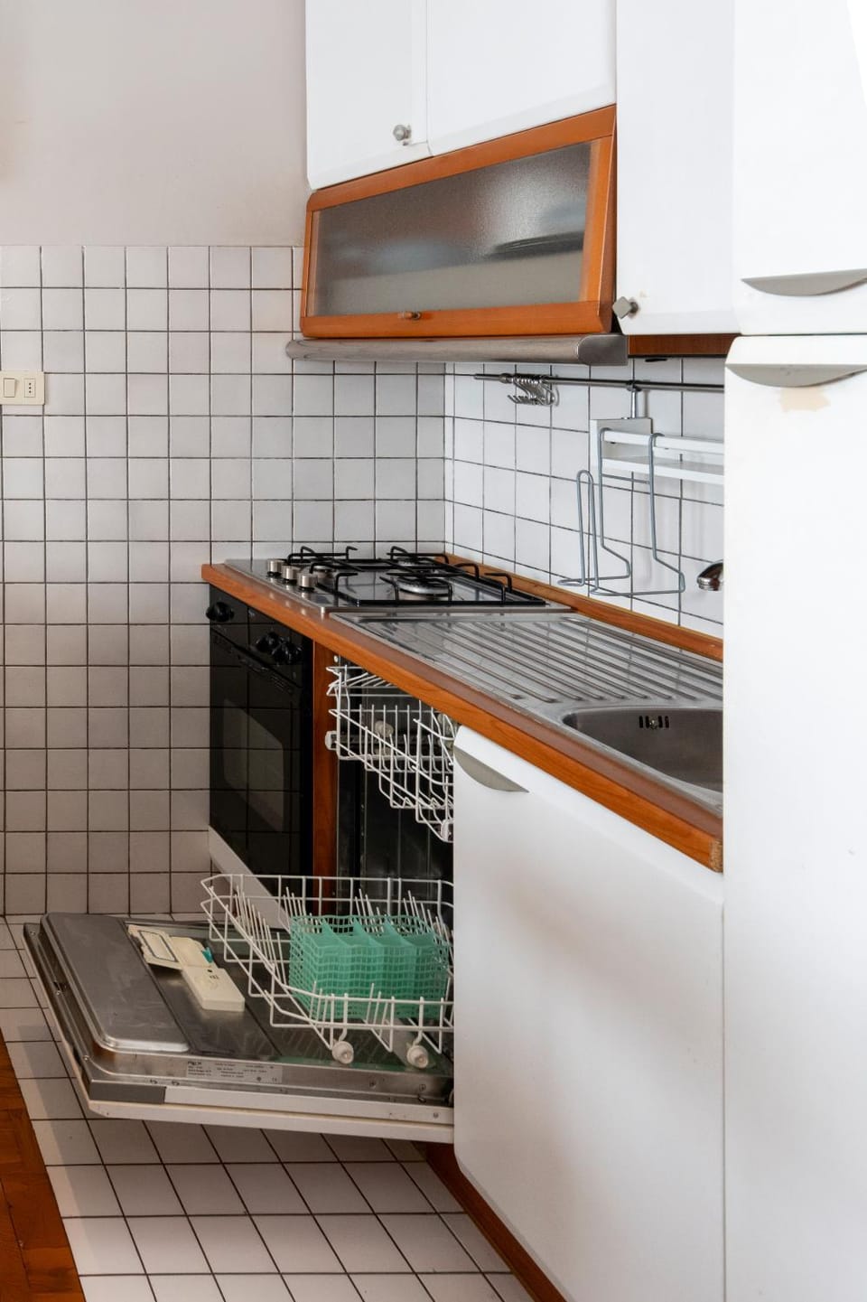 Kitchen or kitchenette, dishwasher, stove