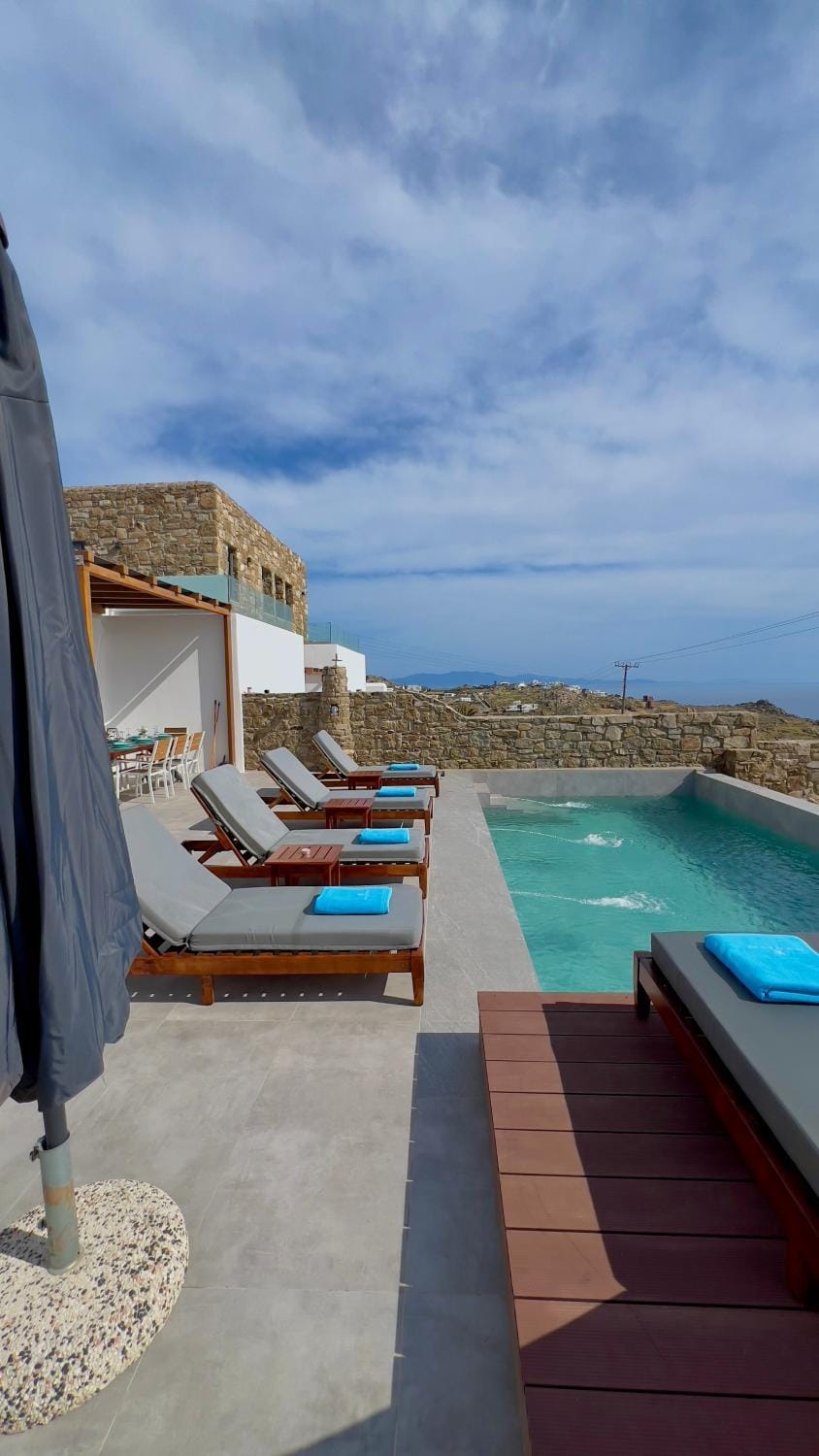 View (from property/room), Balcony/Terrace, Pool view, Sea view, Swimming pool, sunbed