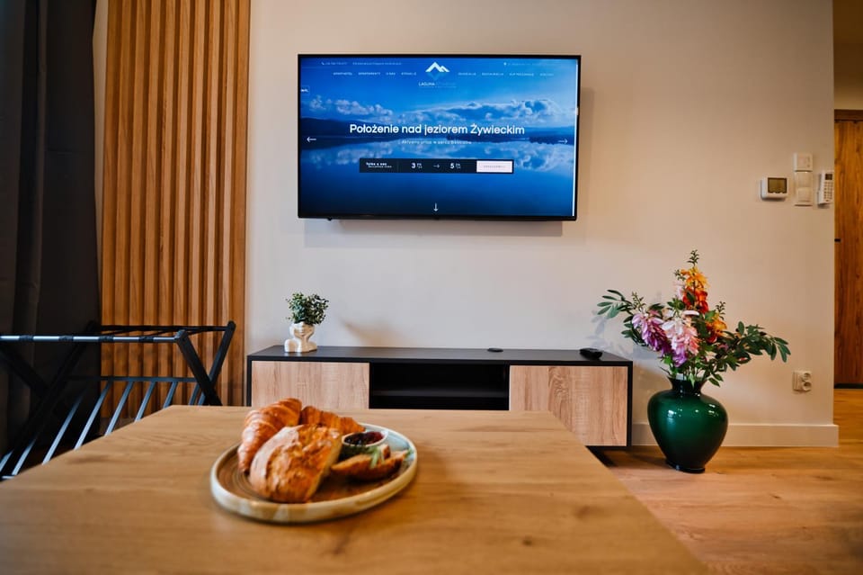 TV and multimedia, Dining area, Food, Breakfast