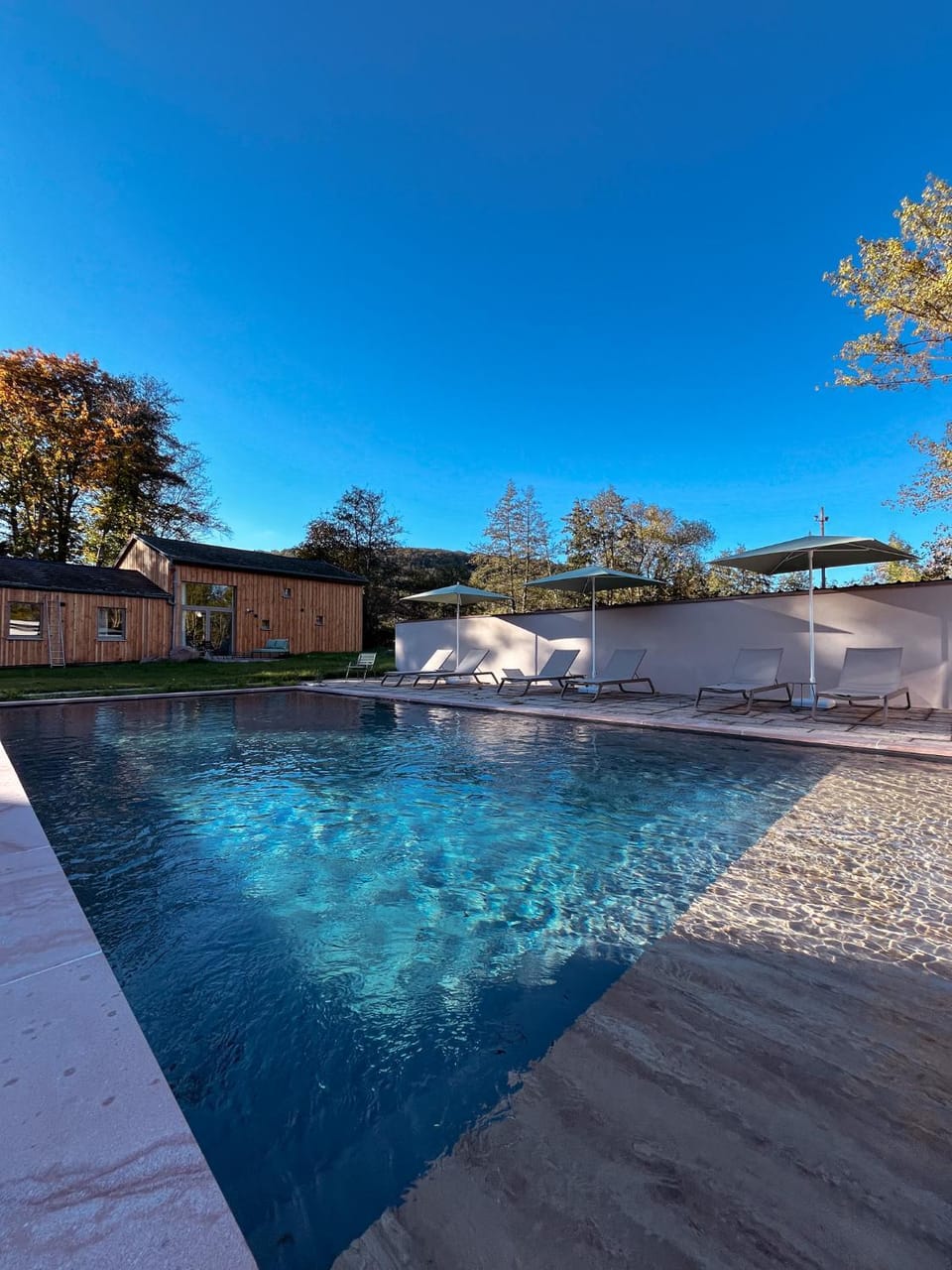 Swimming pool, sunbed