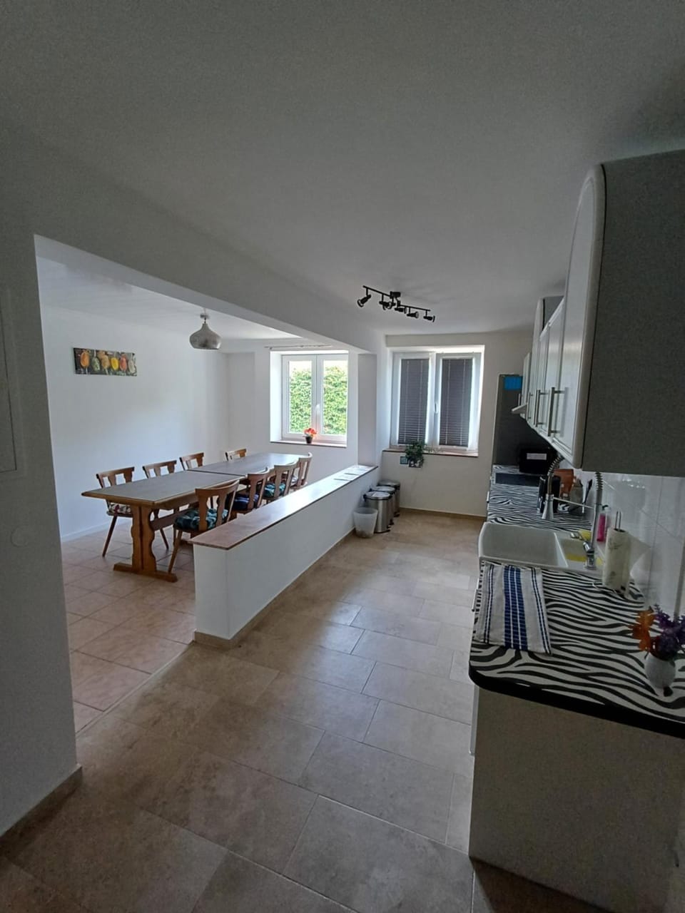 Kitchen or kitchenette, Dining area