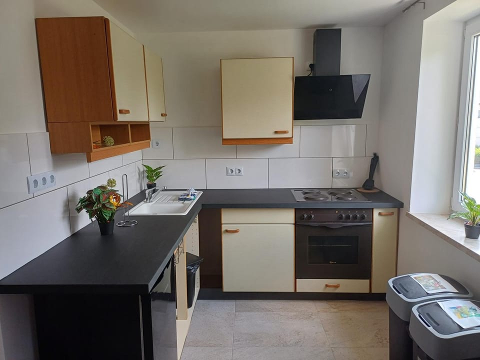 Kitchen or kitchenette, Dining area, minibar, oven, stove