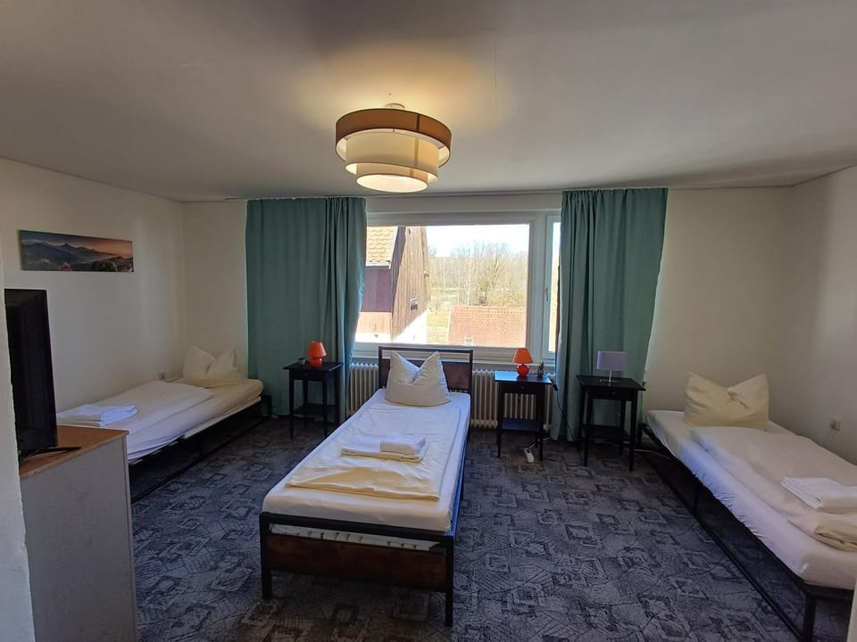 Bed, TV and multimedia, Photo of the whole room, Bedroom, towels