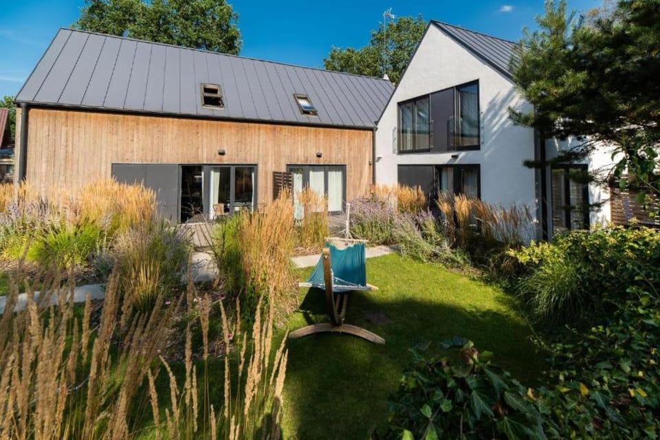Property building, Spring, Day, Natural landscape, Garden, Garden view