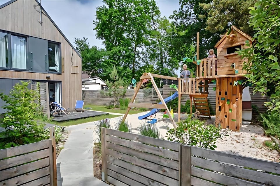 Property building, Day, Natural landscape, Children play ground, Garden, Evening entertainment, Garden view