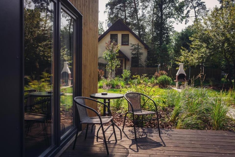 Property building, Patio, Spring, Day, Garden, Garden view