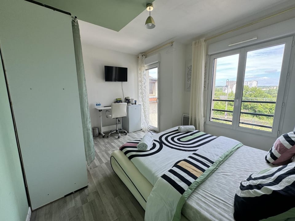 TV and multimedia, Photo of the whole room, Bedroom