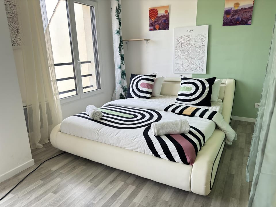 Bed, Photo of the whole room, Bedroom