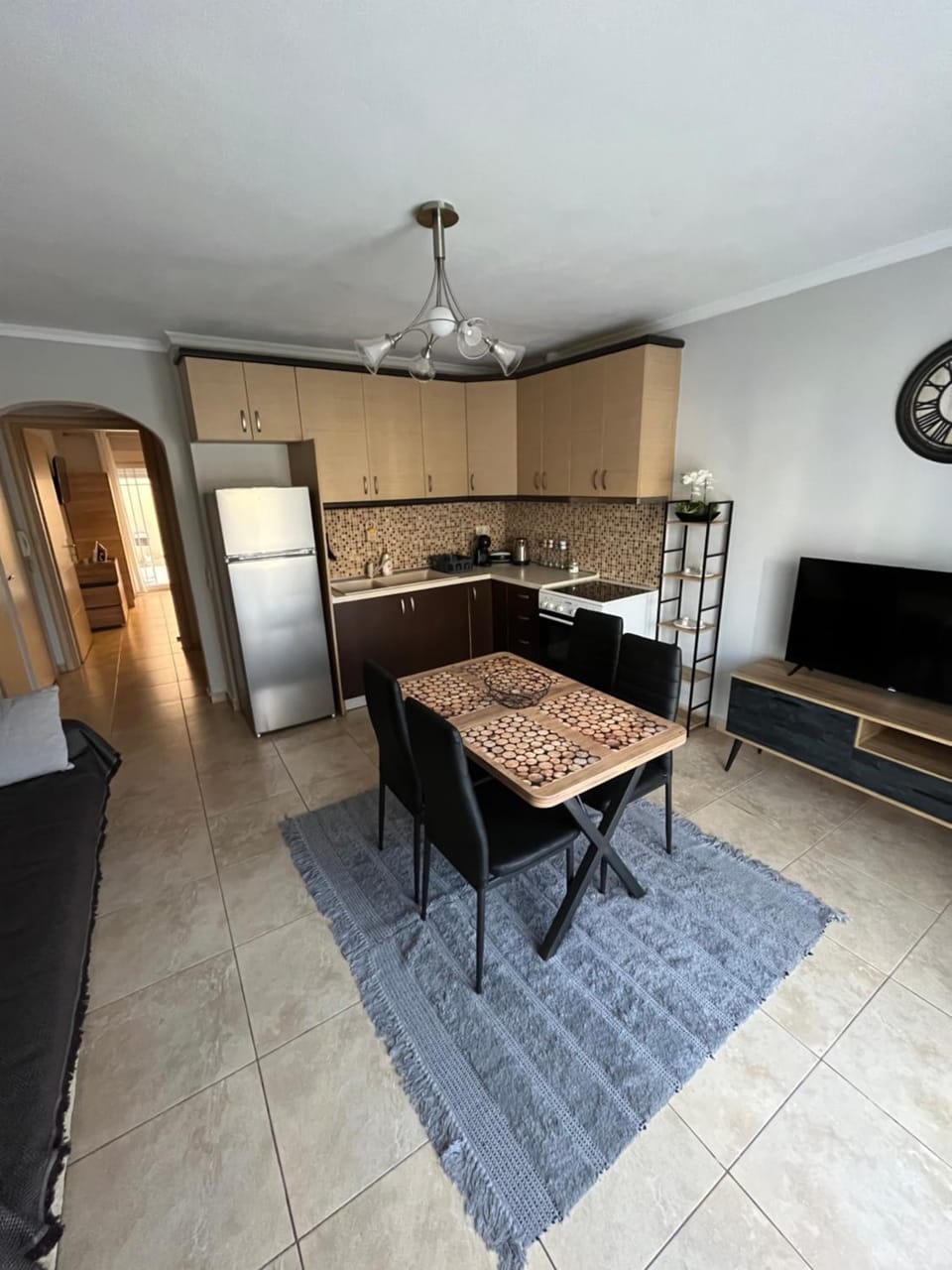 TV and multimedia, Kitchen or kitchenette, Living room, Seating area, Dining area, oven, stove