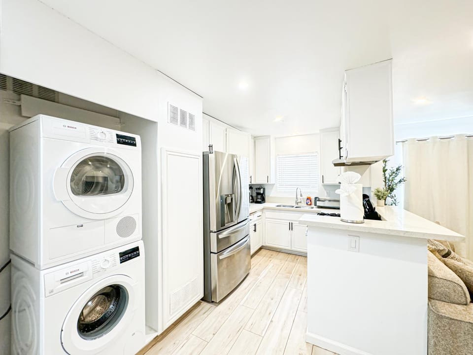 Kitchen or kitchenette, oven, pet friendly, stove, washing machine, dryer