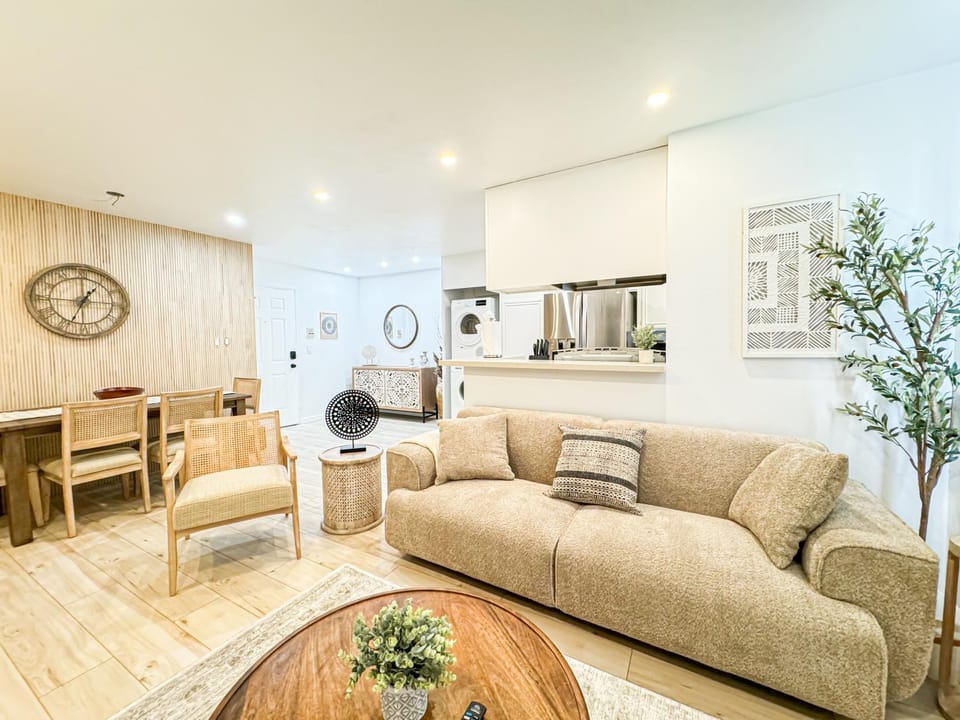 Kitchen or kitchenette, Living room, Seating area, Dining area