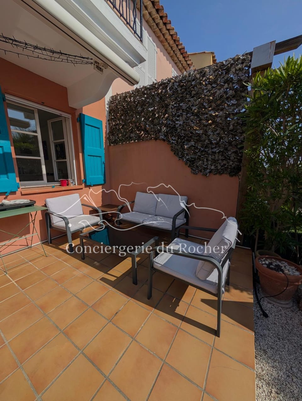 Patio, Day, Living room