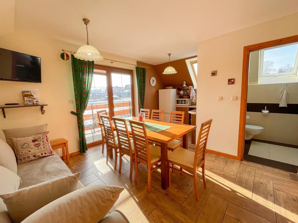 TV and multimedia, Living room, Seating area, Dining area