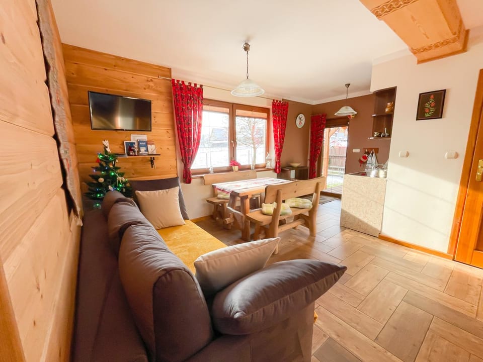 TV and multimedia, Living room, Seating area, Dining area