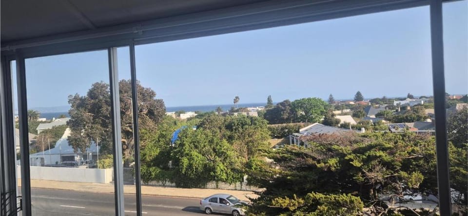 A Short Walk to the Cliffs Apartment in Hermanus