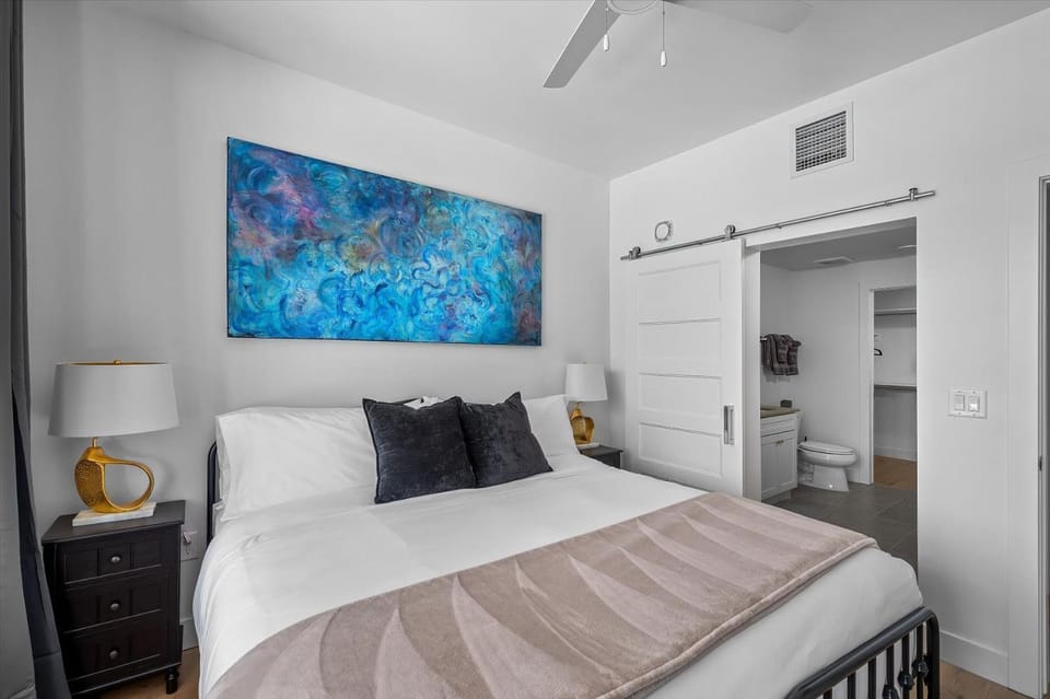 Top Floor Views Amenities Pool gym bowl parking Apartment in Salt Lake City