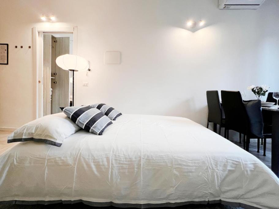 Bed, Living room