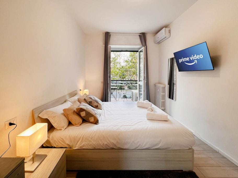 Bed, TV and multimedia, Photo of the whole room, Bedroom