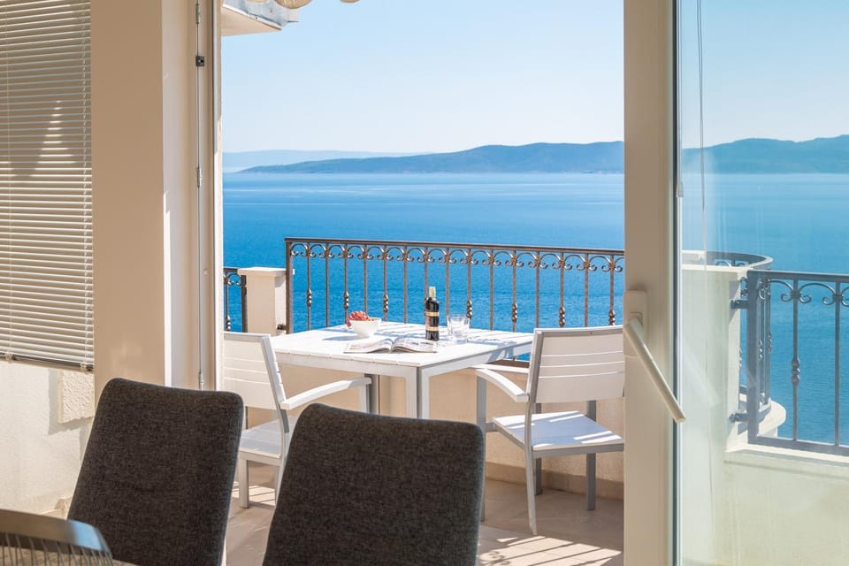 View (from property/room), Dining area, Sea view